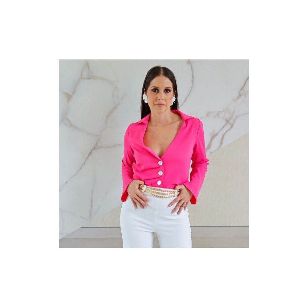 BLUSA ROSA CON DETALLE DE BOTONE EN EL CENTRO