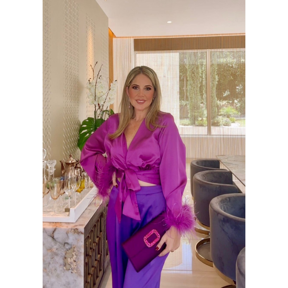 BLUSA MORADA CON DETALLE DE PLUMAS