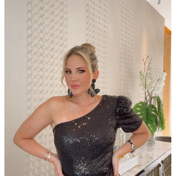 BLUSA NEGRA DE UN HOMBRO